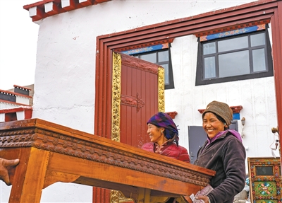 人民日报关注丨西藏定日受灾群众入住新居——“新家亮堂堂，心里暖洋洋”