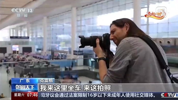 视频丨从绿皮时代到高铁动车 外国人也在赶春运