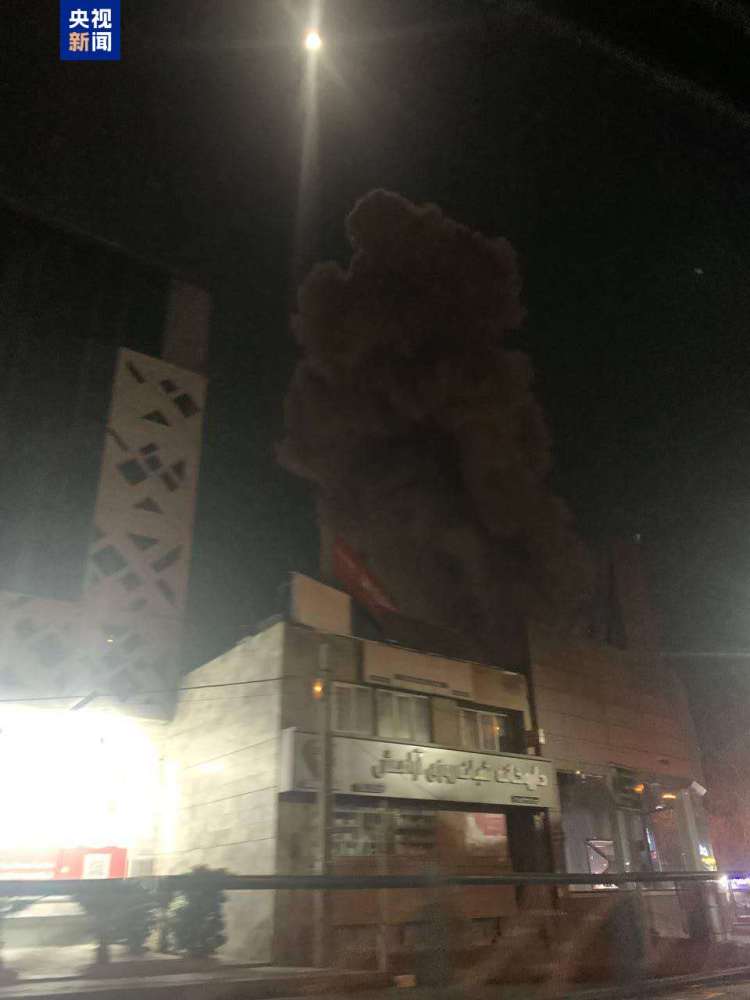 伊朗国家电视台附近区域遭袭 现场浓烟滚滚
