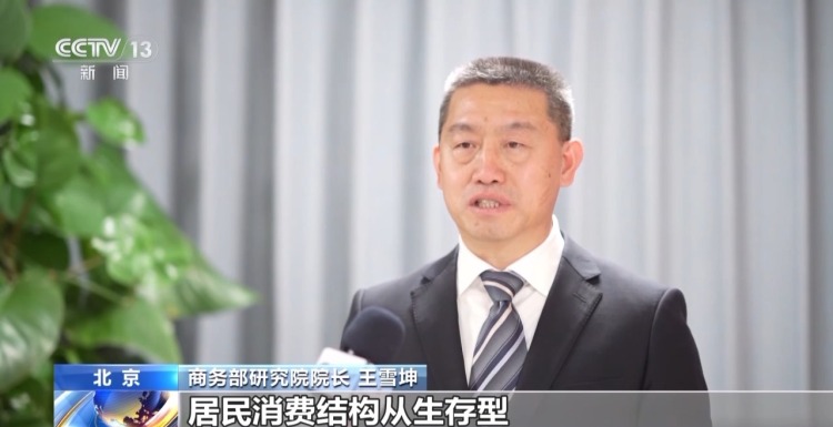 商圈“花式上新”、电影火热开年 消费市场迎“开门红”