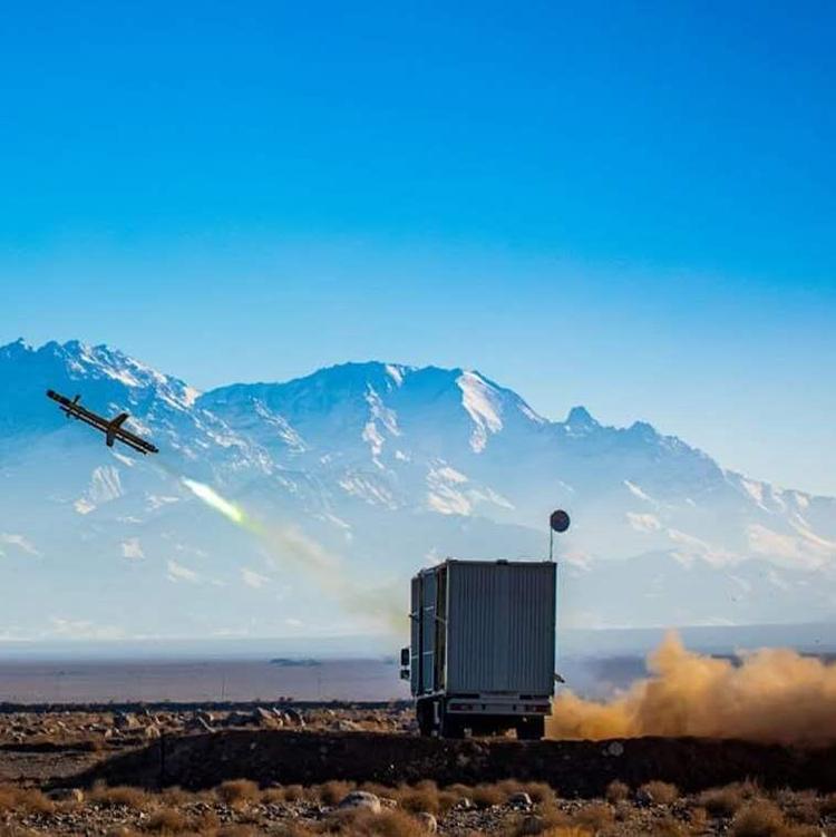 伊朗伊斯兰革命卫队在纳坦兹核设施附近举行防御演习