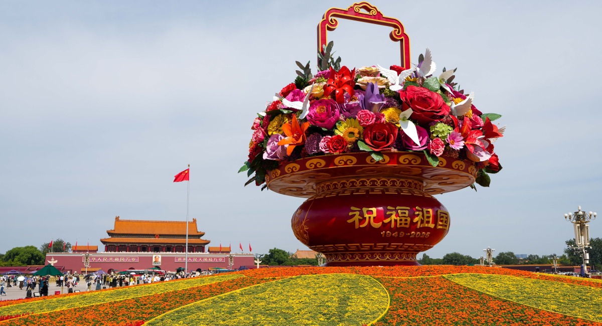 “祝福祖国”大花篮亮相天安门广场_fororder_“祝福祖国”大花篮亮相天安门广场（1）XxjpsgC000070_20250926_PEPFN0A001.JPG