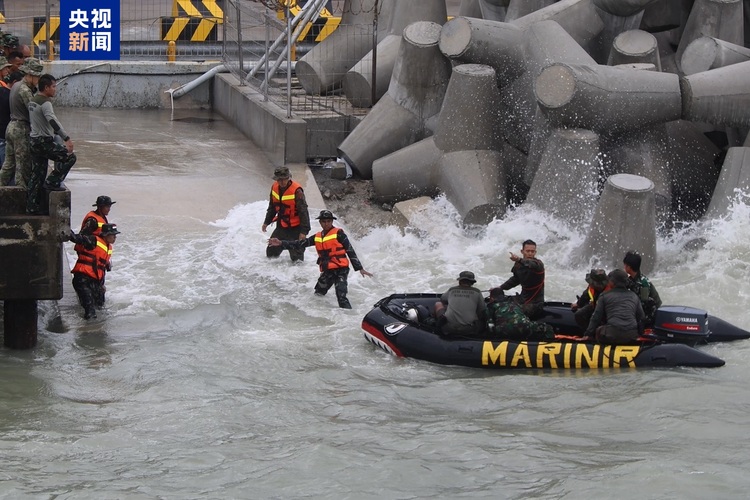 中印尼“和平神鹰-2024”联演进行灾害救援实兵演练