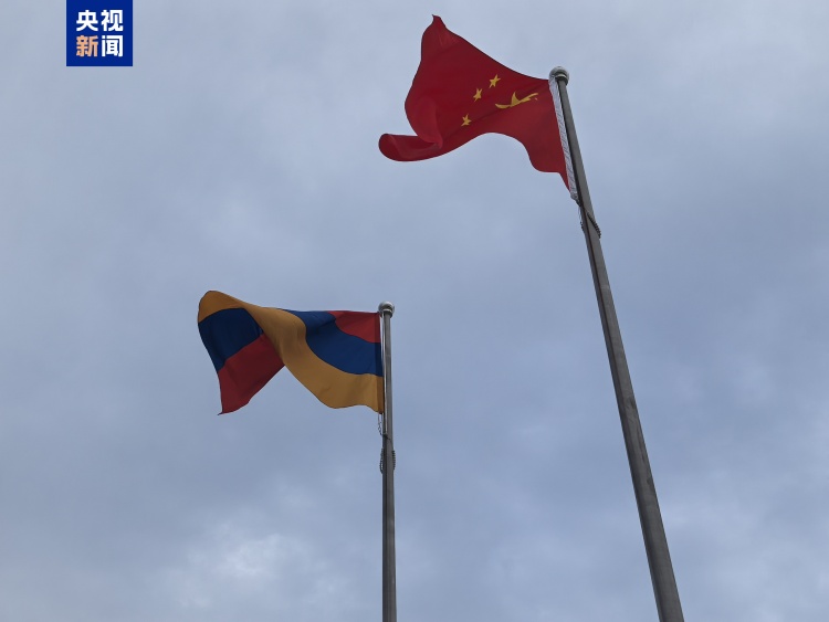 亚美尼亚总理帕什尼扬乘机抵达天津 出席2025年上合组织峰会