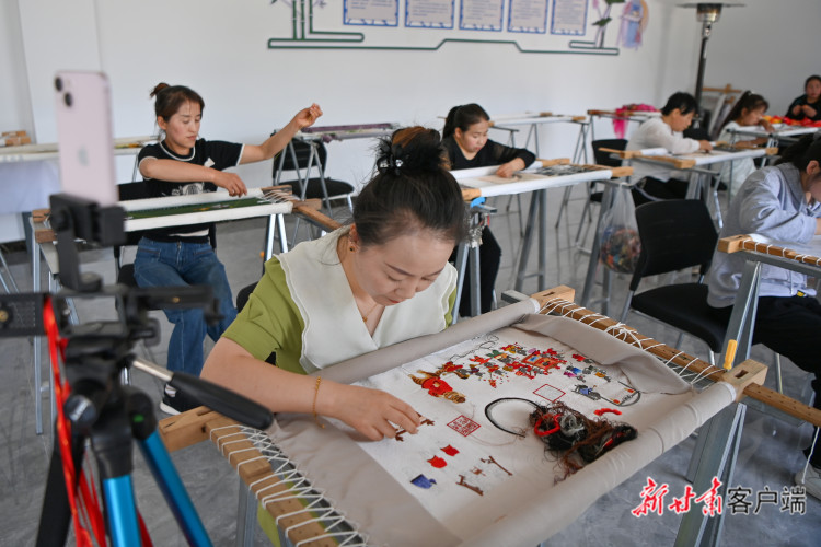 庆阳市庆城县：香包“绣”出新图景 民俗绽放新活力_fororder_图9