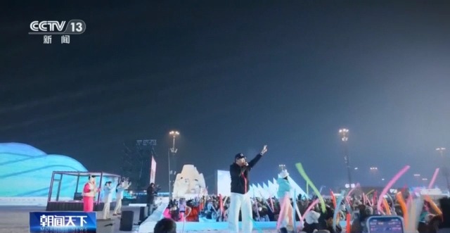 带着游客在冰天雪地里蹦迪 来看看“左右哥”的“冰雪奇缘”