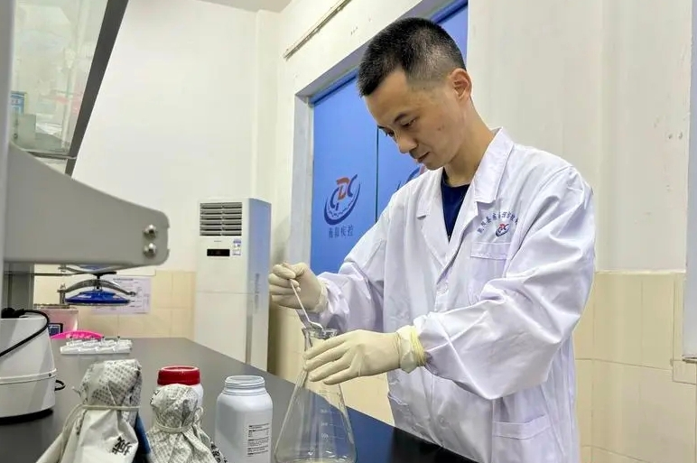 “下次还会救！”湖南衡阳县退伍军人刘宏带病勇救落水者获慰问_fororder_1