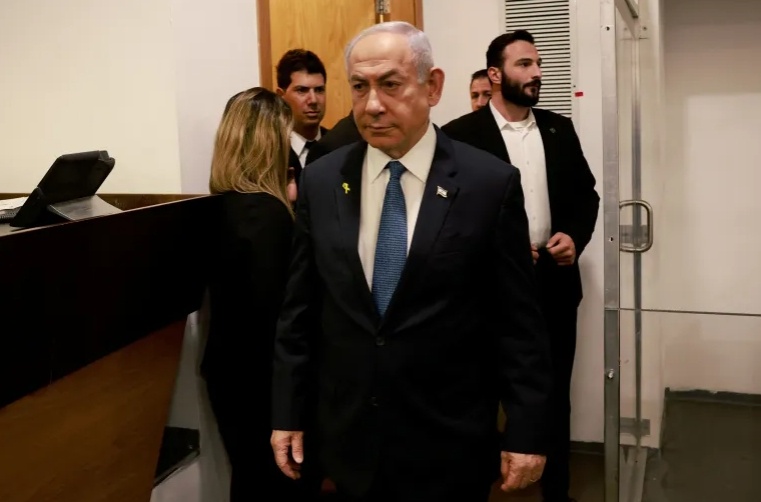 内塔尼亚胡一边出庭一边收防长“小纸条”