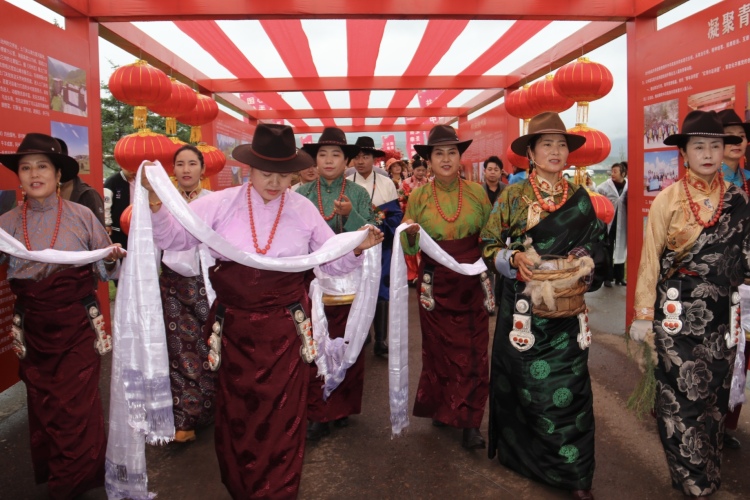2025甘南州草原集体婚礼在桑科草原圆满举行 50对新人共谱幸福篇章_fororder_2