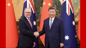 习近平强调中澳关系应坚持平等相待、求同存异、互利合作_fororder_时政红底(2)(2)
