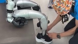 中国人形机器人纽约逛店试鞋引热议
