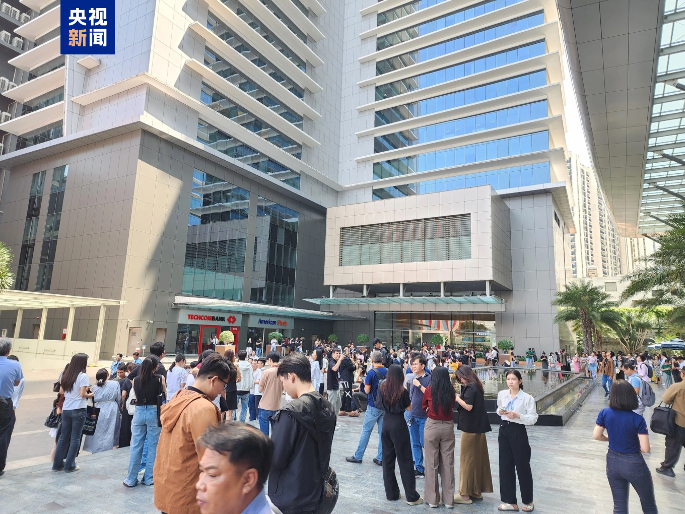 缅甸发生7.9级地震 越南胡志明市民众到户外避难