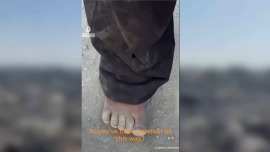 停火协议第一阶段生效后 加沙小男孩光脚踏上回家路