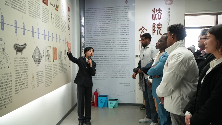 高校学子齐聚宪法日活动  法治文化浸润学子心田