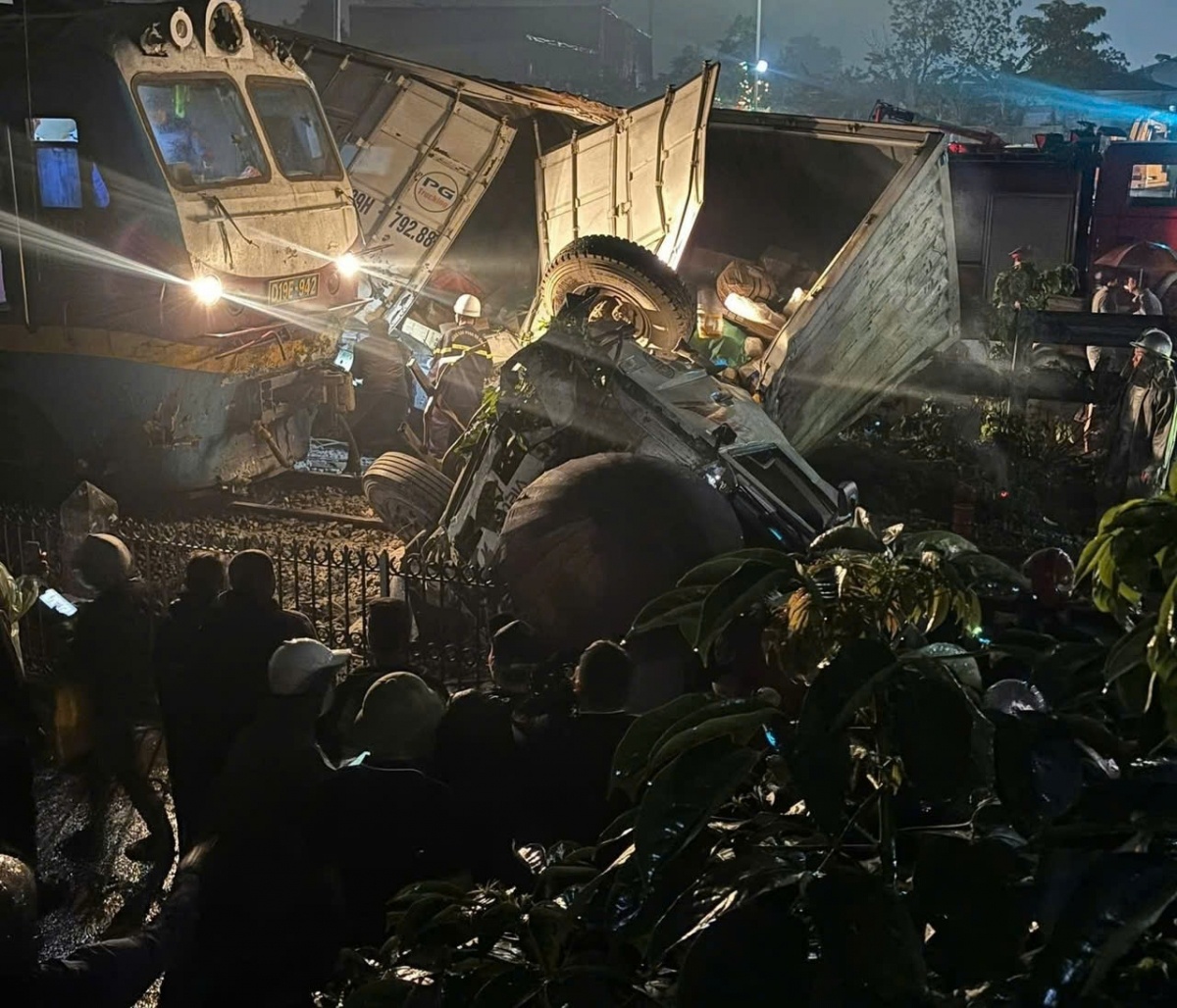 越南河内发生火车与货车碰撞事故 已致2死1伤