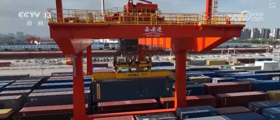 新能源汽车→油泼面、立柱架梁→联通万里，“钢铁驼队”有新变！