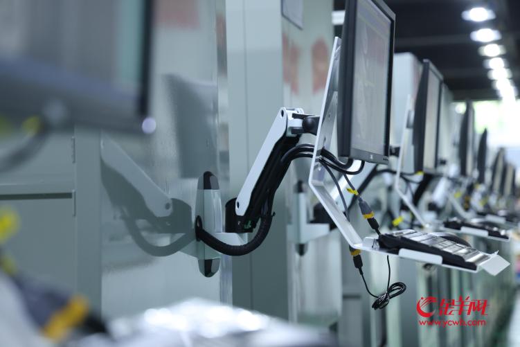 【好评中国】“小巨人”展现“硬实力” “小体量”迸发“大能量”