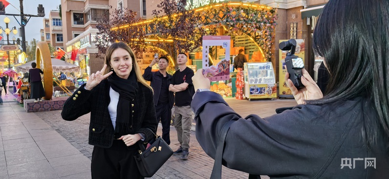 万人说新疆丨五湖四海聚新疆 看蓬勃发展“新”魅力