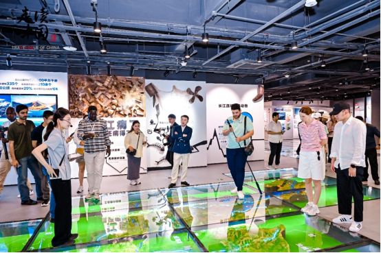 创新潮涌江南岸 共赴开放合作新未来——“走读中国”18国外媒记者聚焦江苏高质量发展