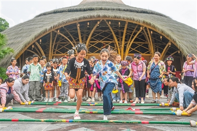 新疆与海南两地孩子共跳竹竿舞