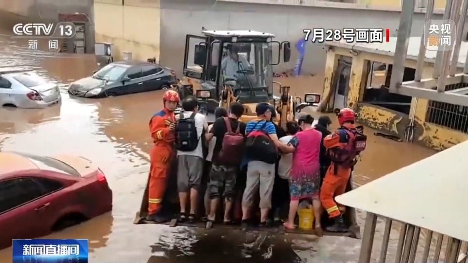 积水最深超过半米 北京消防利用推土机铲斗转移33人