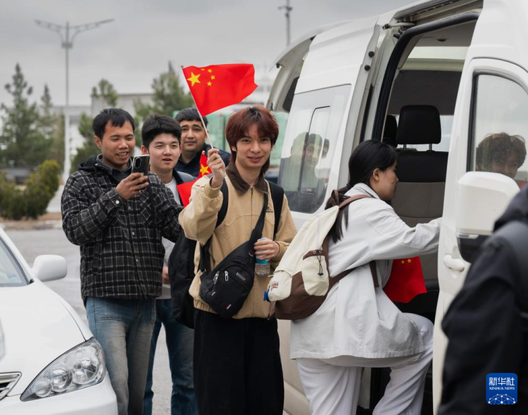 从伊朗撤离的25名中国公民经土库曼斯坦启程回国