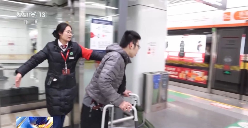 地铁员工暖心接力陪护一整年 脑瘫少年：“不再对路上的未知感到害怕”
