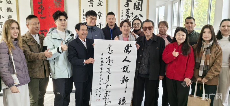 万人说新疆丨五湖四海聚新疆 看蓬勃发展“新”魅力