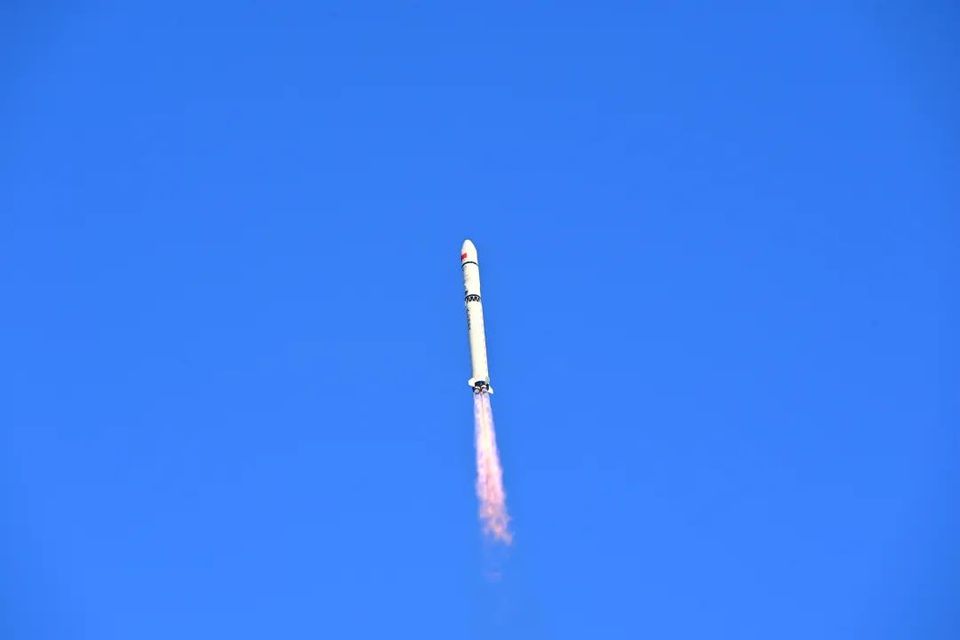 我国成功发射首颗可重复使用返回式技术试验卫星——实践十九号卫星