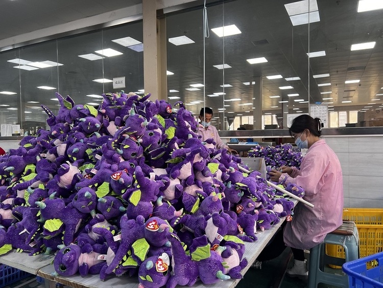 家门口的世界丨小玩具走向世界大舞台——每年上亿只毛绒玩具从这里销往全球