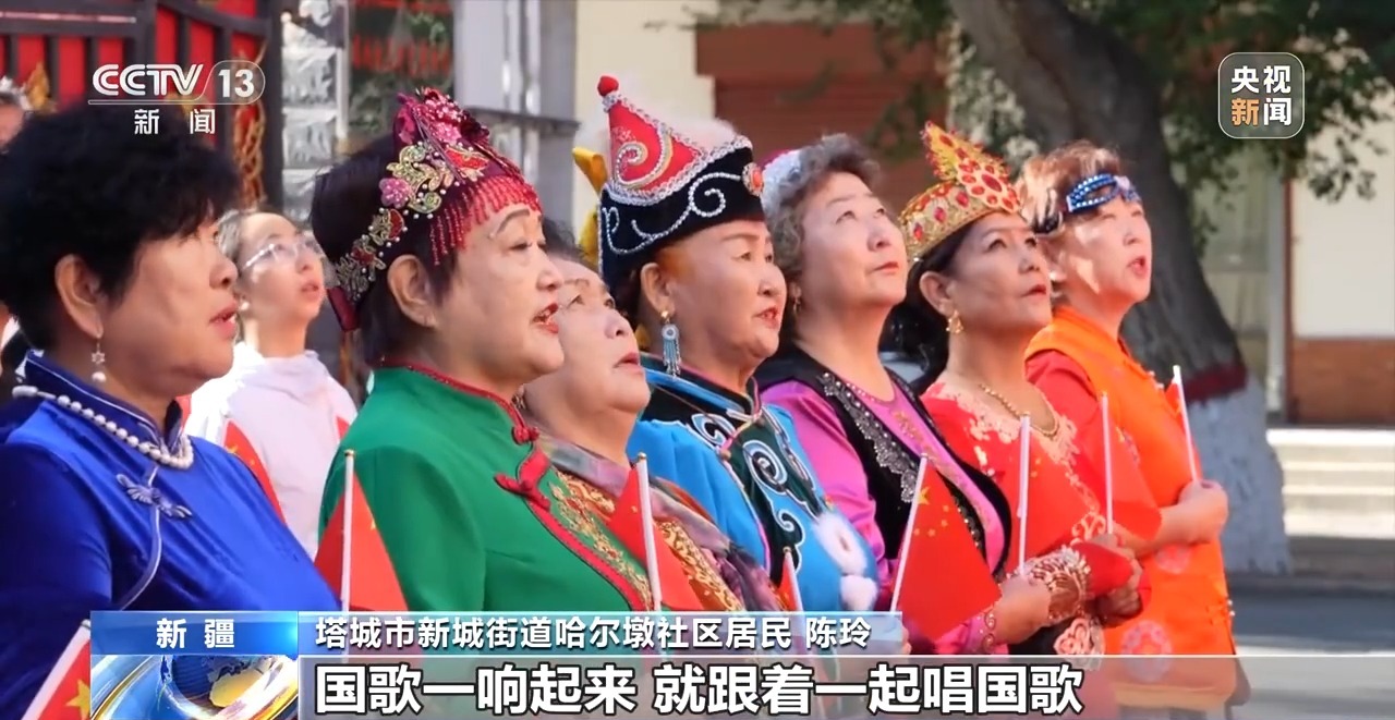 砥砺奋进七十载 天山南北谱华章丨各族人民像石榴籽一样紧紧抱在一起