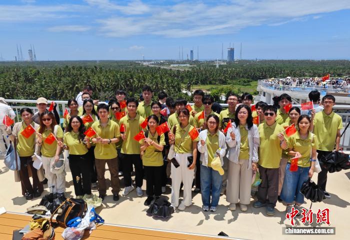 港澳学子在海南文昌见证全球首次运载火箭网系回收