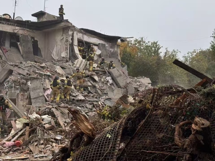 乌方称俄军袭击扎波罗热地区 至少20人死亡