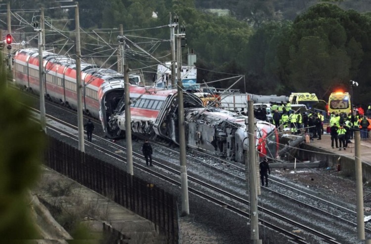 高铁脱轨事故发生后 西班牙近百趟列车被取消