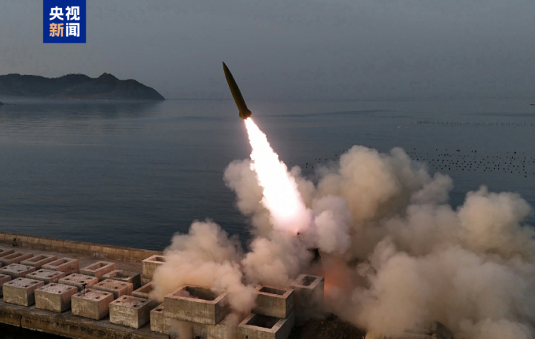 朝鲜进行地对地战术弹道导弹试射 金正恩观摩