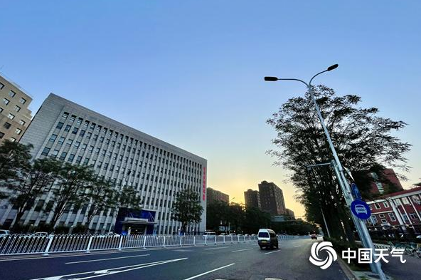 北京今日晴热持续最高温35℃ 周六夜间起将现明显降雨过程