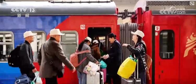 秋季文旅消费热力十足：银发专列跨省游与城市赏秋经济双双升温