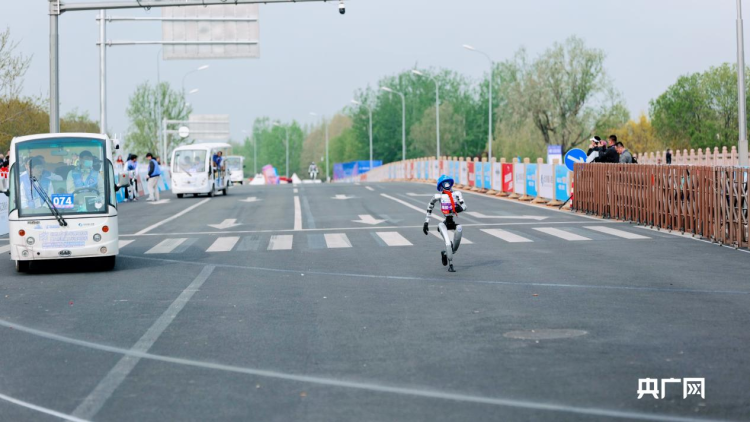 芮见一线丨从“人机共跑”到“人机共融”！人形机器人用半马成绩回答开局新期待