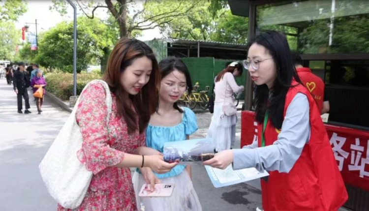 黄山市徽州区：志愿服务绘就和美乡村“幸福底色”_fororder_志愿者开展志愿服务