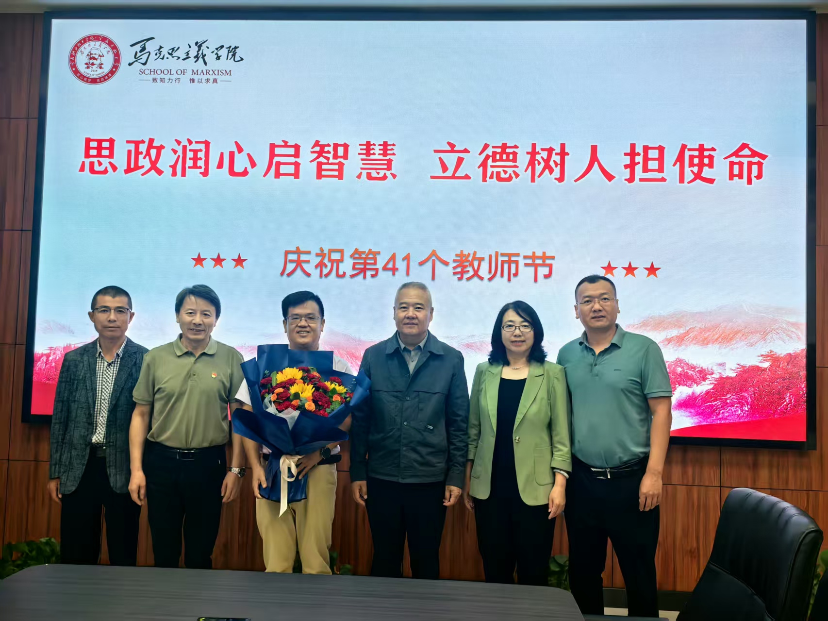 走访慰问传温情 尊师重教促发展——宁夏职业技术大学开展第41个教师节走访慰问活动