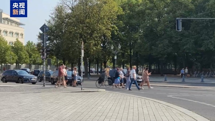 总台记者直击丨高温持续炙烤欧洲多地 当地居民直呼“热过头了”
