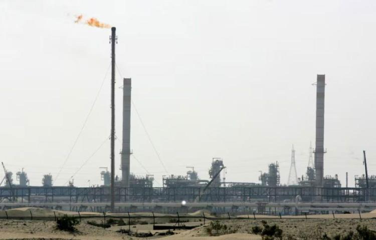 阿联酋天然气设施因拦截导弹碎片坠落起火