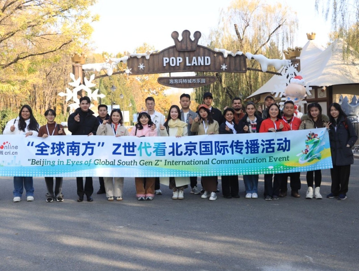 La Generación Z del Sur Global observa Beijing: diálogo entre la “Vieja Beijing” y su nueva vitalidad_fororder_网红博主们在泡泡玛特城市乐园合影留念  摄影 曲艺