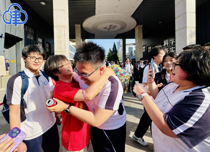 温情“最后一课”：击掌壮行 赠饮定胜