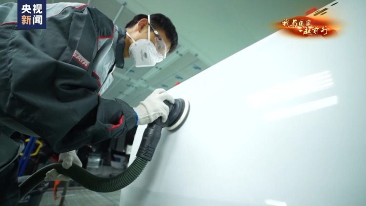 我与国家一起前行丨0.01毫米见真章 他用一杆喷枪征服全世界