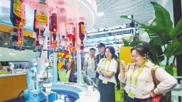 消博会社会公众日首日：人潮涌动、收获满满 “今天没逛够，明天还要来”