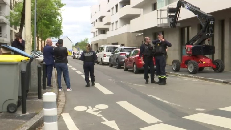 法国西部一学校发生持刀袭击事件 致1死3伤