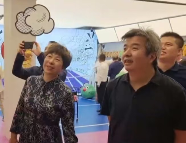 “5·18国际博物馆日”活动暨《丝绸之路文物（三）》特种邮票首发仪式在甘肃省博物馆举行_fororder_与会嘉宾参观“绿马之家”文创空间png