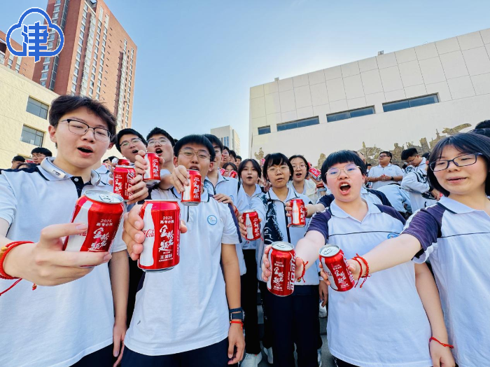 温情“最后一课”：击掌壮行 赠饮定胜