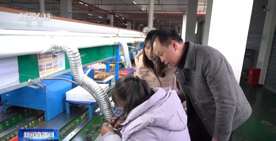 “楼上住，楼下上班！”这里的脱贫户可以家门口就业→